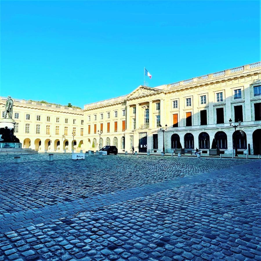 Charme de l'ancien pour cet appartement entièrement rénové dans l'hypercentre de Reims Extérieur photo