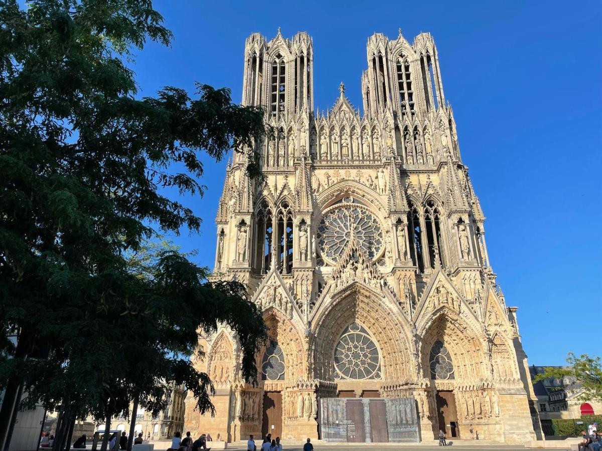 Charme de l'ancien pour cet appartement entièrement rénové dans l'hypercentre de Reims Extérieur photo