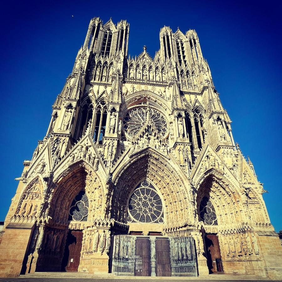 Charme de l'ancien pour cet appartement entièrement rénové dans l'hypercentre de Reims Extérieur photo
