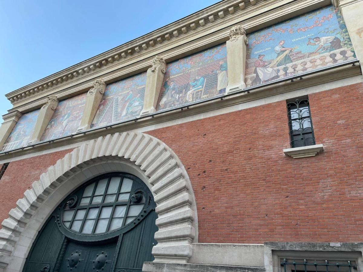 Charme de l'ancien pour cet appartement entièrement rénové dans l'hypercentre de Reims Extérieur photo