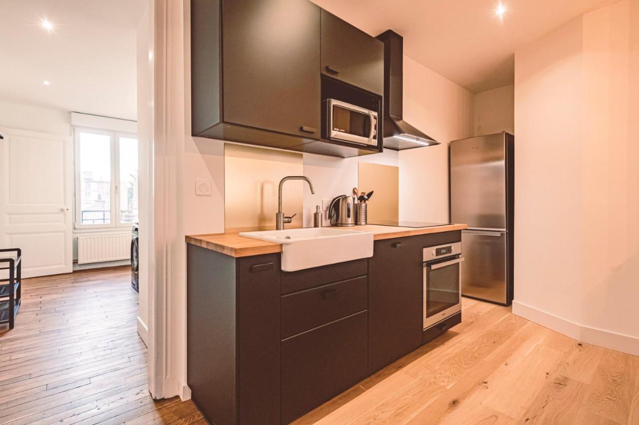Charme de l'ancien pour cet appartement entièrement rénové dans l'hypercentre de Reims Extérieur photo