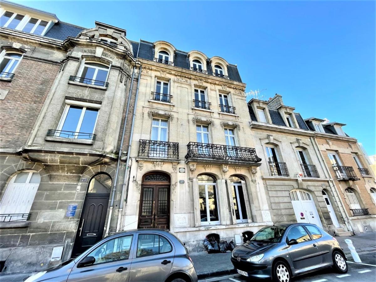 Charme de l'ancien pour cet appartement entièrement rénové dans l'hypercentre de Reims Extérieur photo