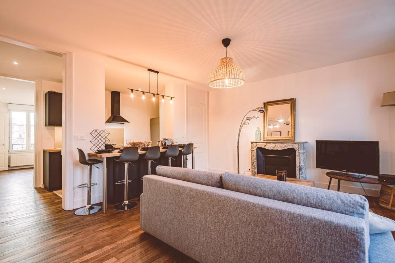 Charme de l'ancien pour cet appartement entièrement rénové dans l'hypercentre de Reims Extérieur photo