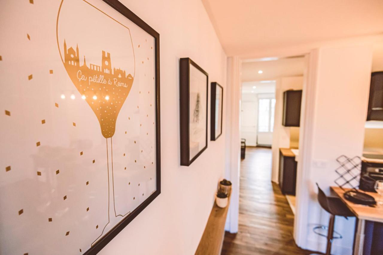 Charme de l'ancien pour cet appartement entièrement rénové dans l'hypercentre de Reims Extérieur photo